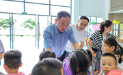 学院党委书记方文龙出席“筑梦童心，温暖相伴”关爱留守儿童爱心捐赠仪式